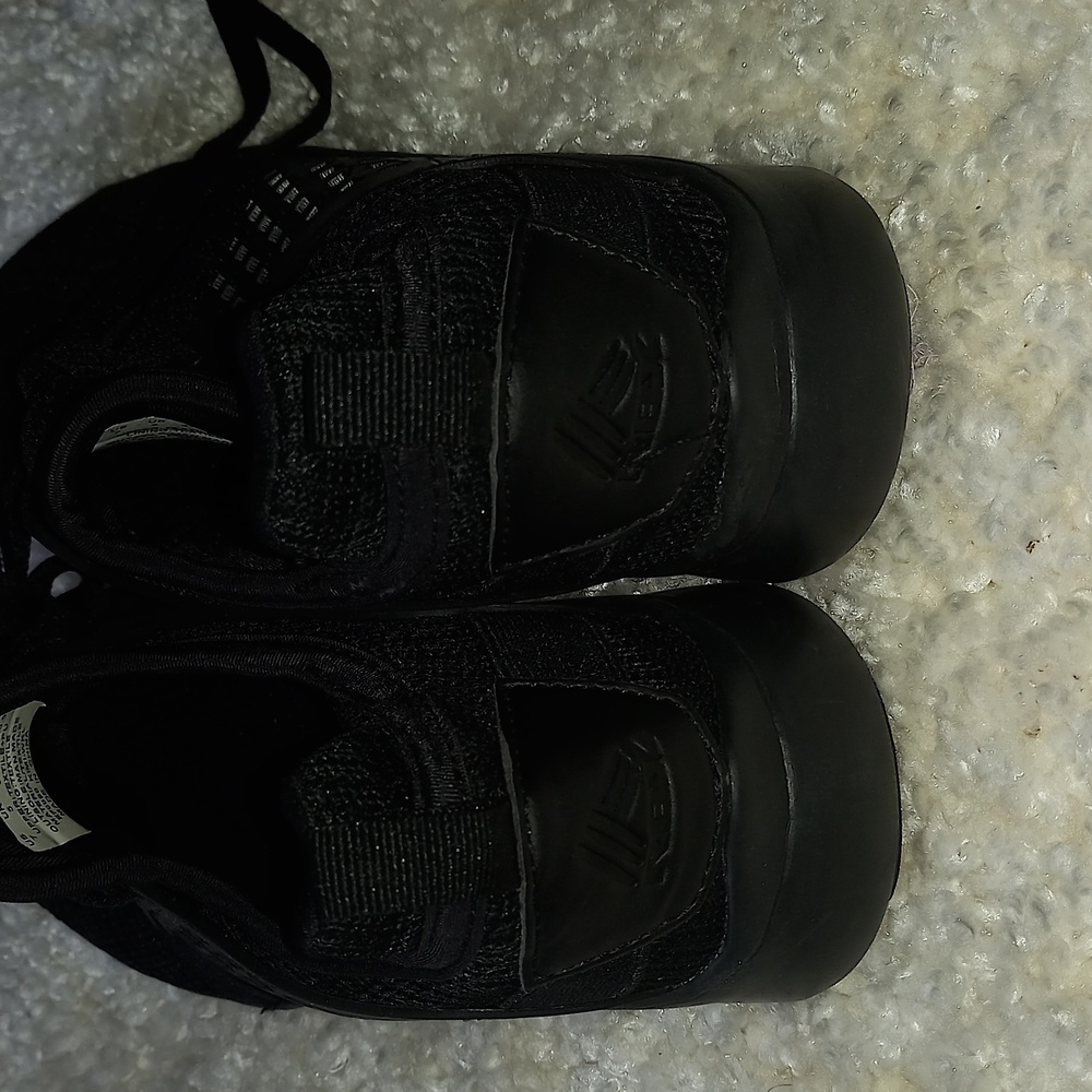 Black Reebok - Picture 3 of 4